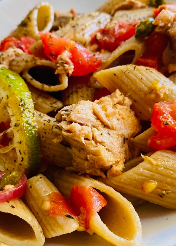 Quick Wholemeal Pasta with Red Onion, Tuna and Lemon
