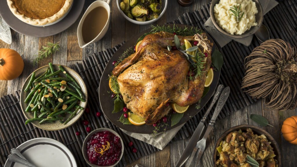 Aldi's Massive Thanksgiving Feast Feeds 10 People For $4 Per Plate